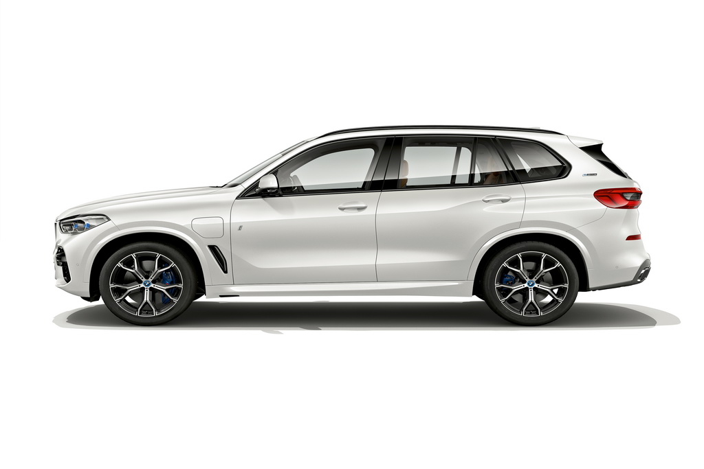 BMW X5 xDrive45e iPerformance side