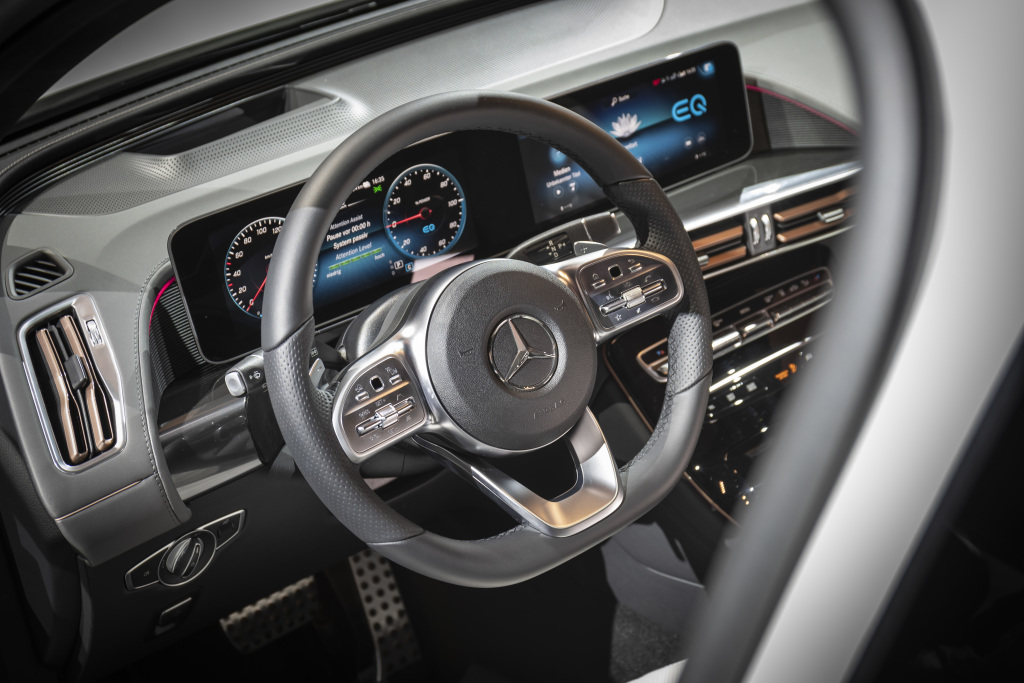 Νέα Mercedes Benz EQC dashboard