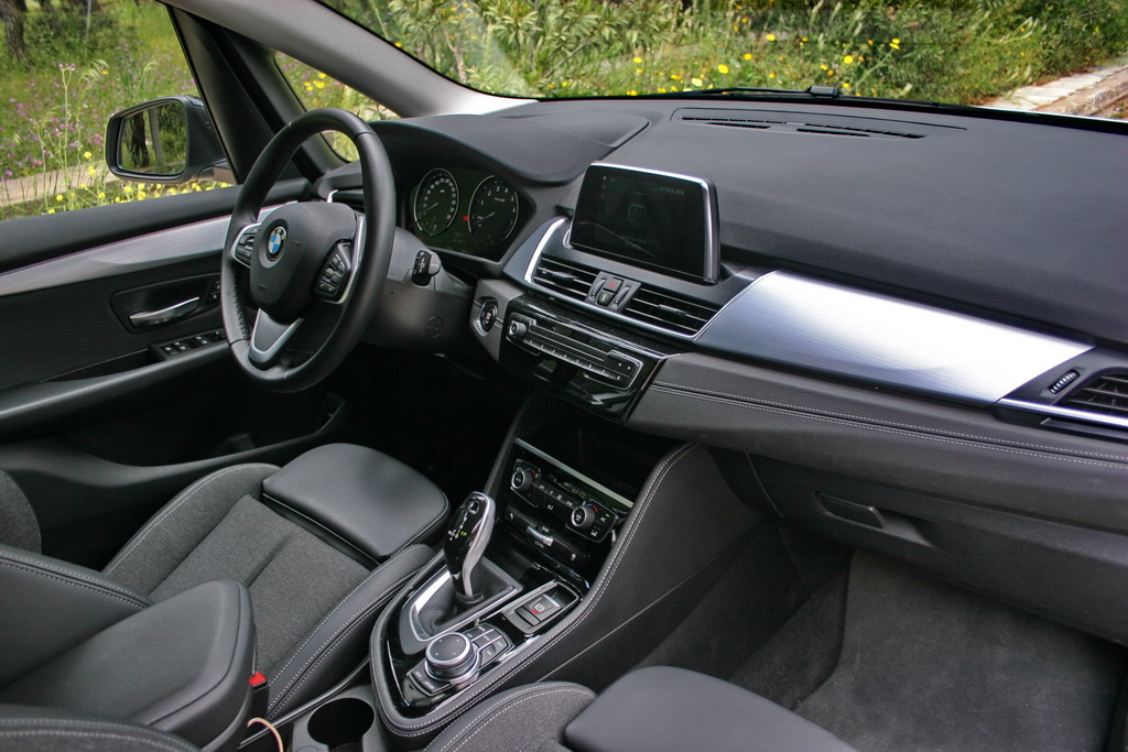 BMW 218i Active Tourer Facelift interior