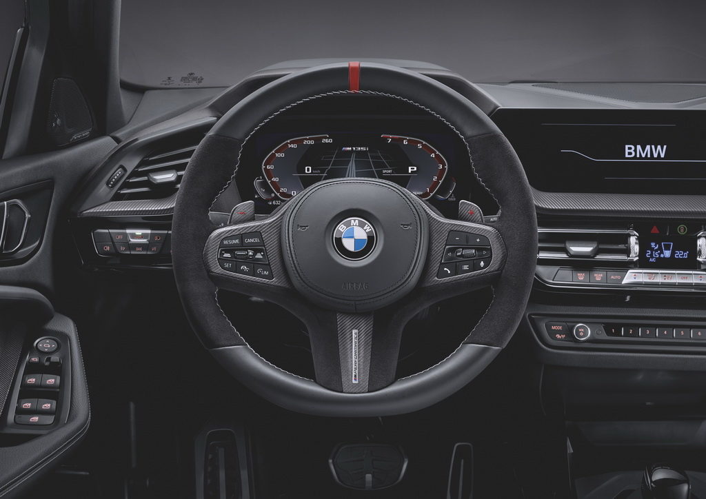 BMW Σειρά 1 με αξεσουάρ M Performance dashboard
