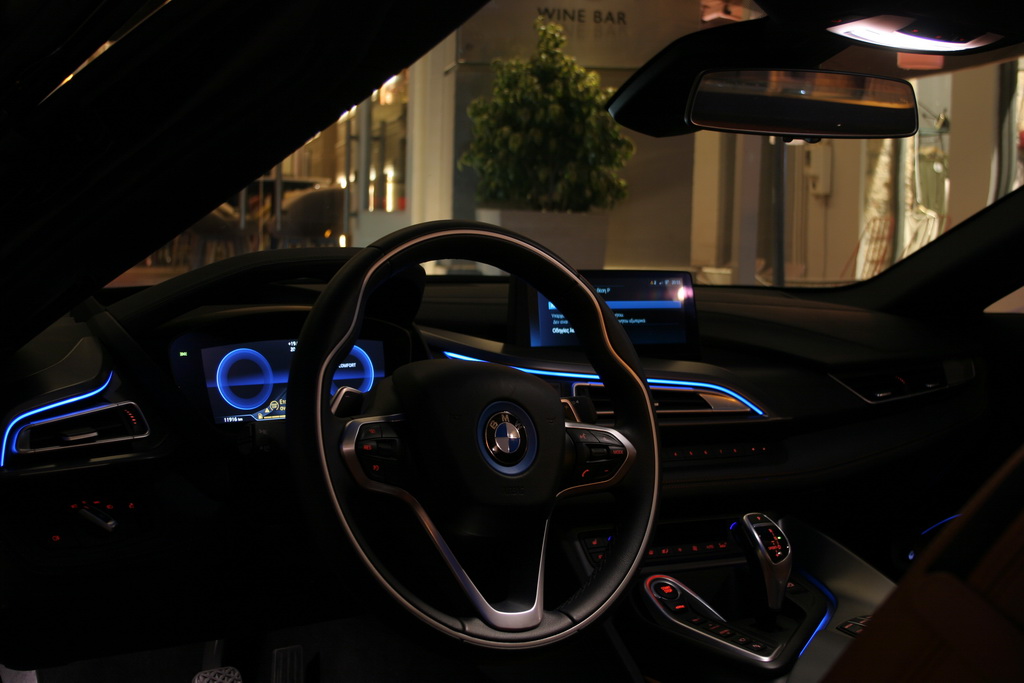 Οδηγώντας μια BMW i8 Roadster eDrive