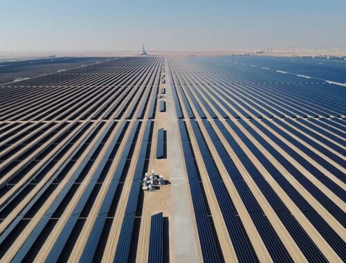 Το BMW Group αξιοποιεί την ενέργεια του ήλιου της ερήμου